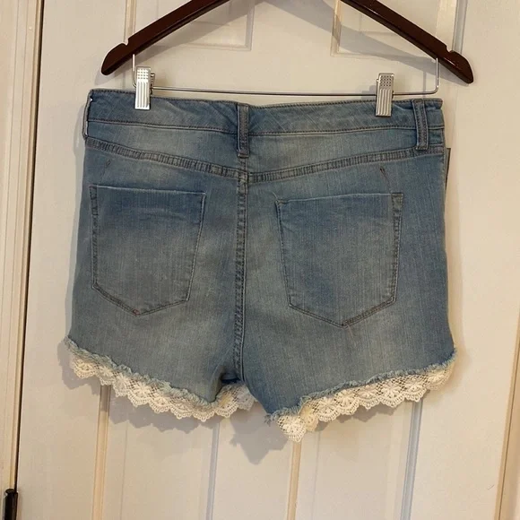 Mossimo high rise ripped Jean shorts with lace trim details. Size 14/32 - Picture 2 of 3